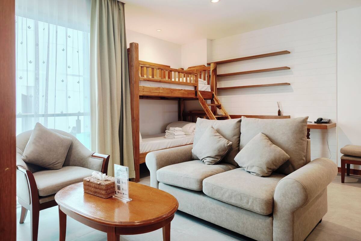 One Bedroom Family Suite | Área de sala de estar | Televisión LCD