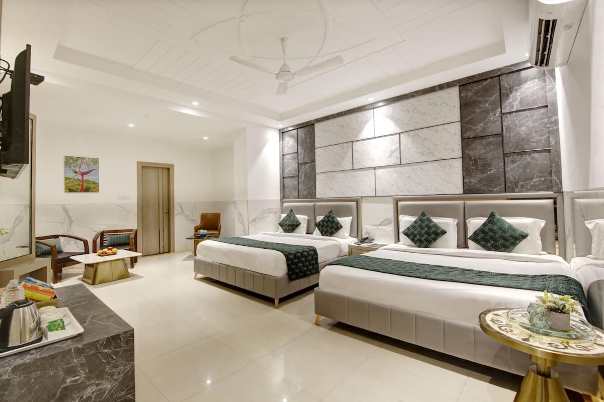 Family Room | Soundproofing, cribs/infant beds, rollaway beds, free WiFi