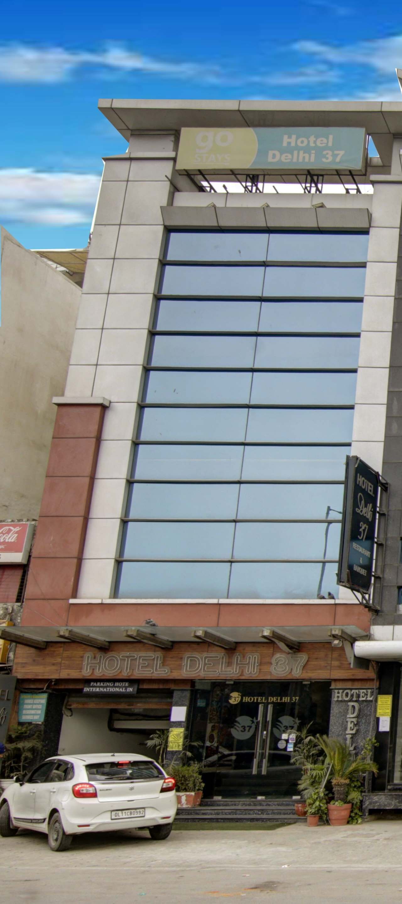 Televisi layar datar 32-inci dengan saluran TV kabel dan pemutar DVD