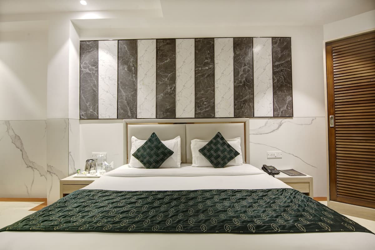 Premium Room, 1 Double Bed, Non Smoking | Soundproofing, cribs/infant beds, rollaway beds, free WiFi
