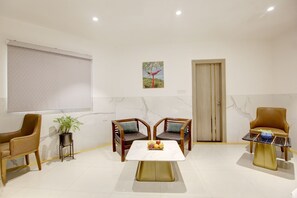 Een 32-inch flatscreentelevisie met kabelzenders en een dvd-speler