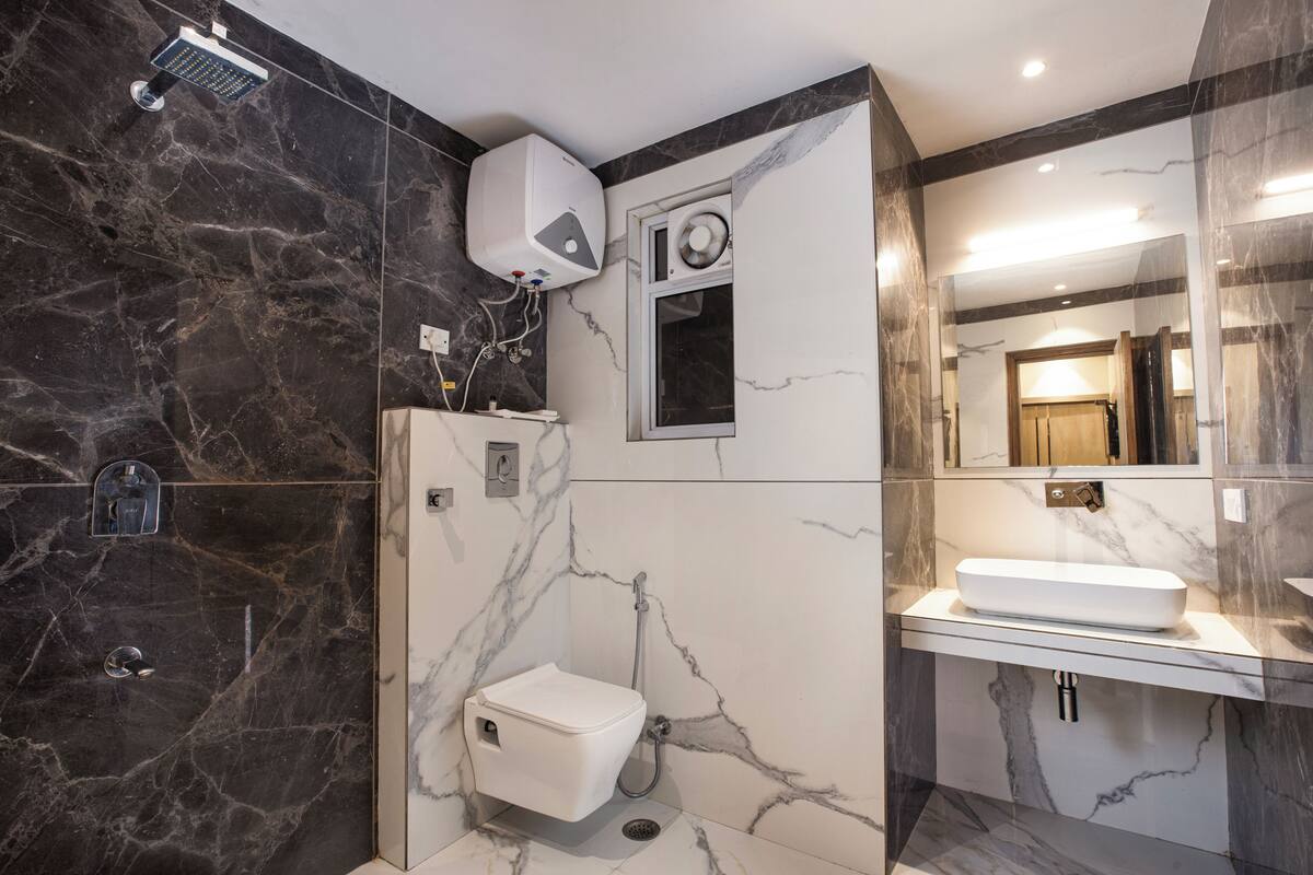 Un baño con inodoro, lavamanos y ducha.