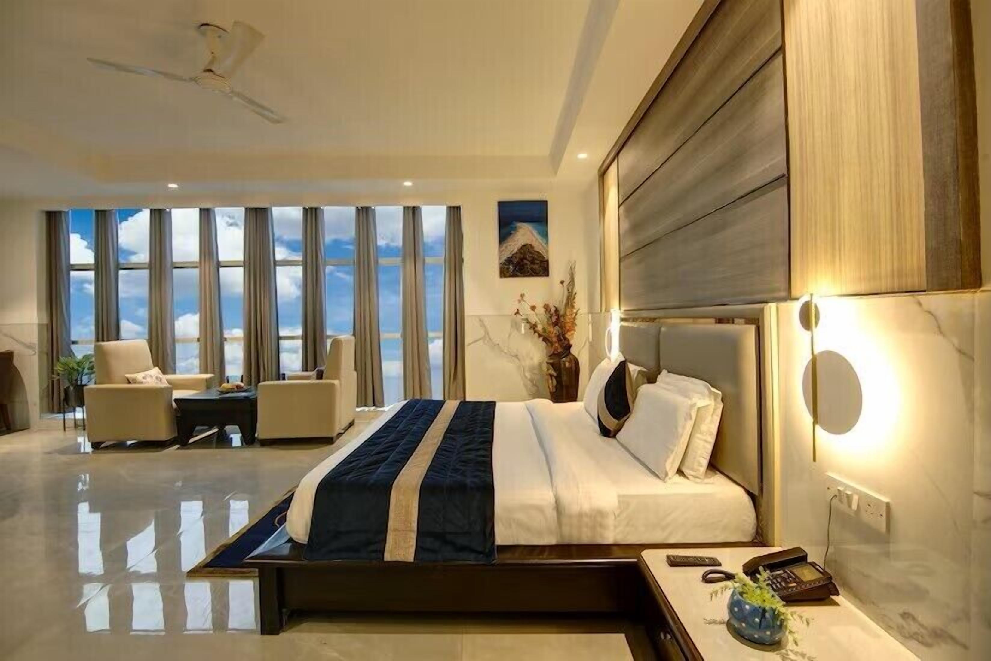 Premium Suite | Soundproofing, cribs/infant beds, rollaway beds, free WiFi