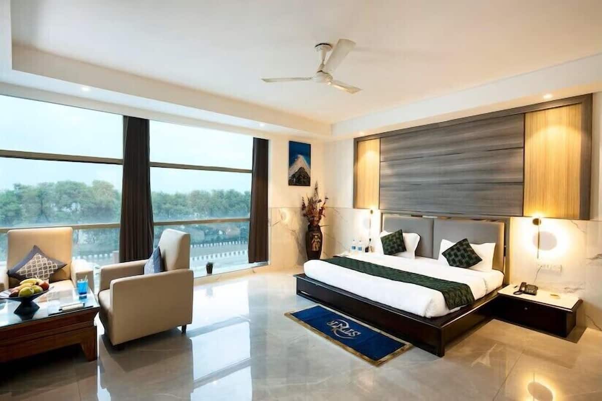 Premium Suite | Soundproofing, cribs/infant beds, rollaway beds, free WiFi