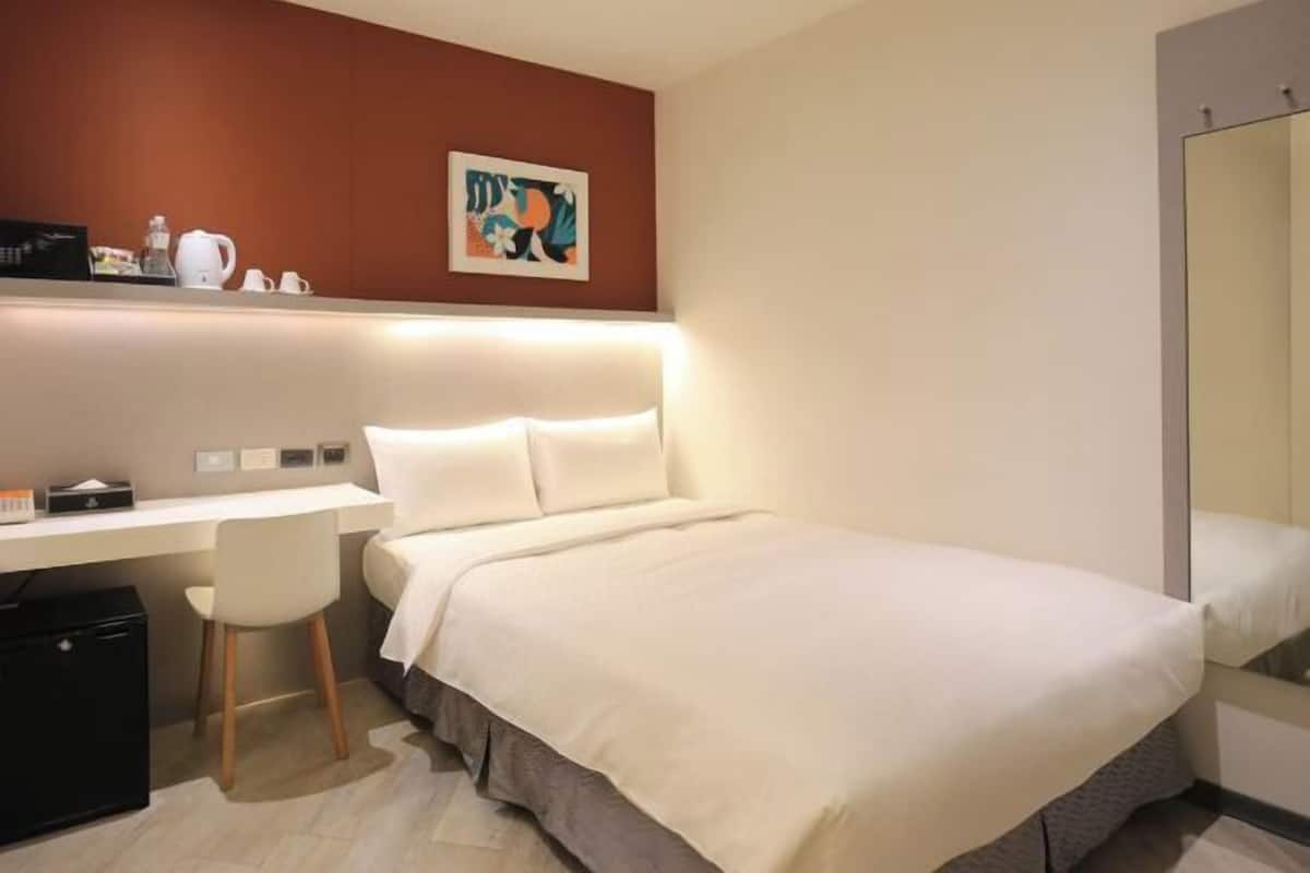 Free minibar, in-room safe, iron/ironing board, free WiFi