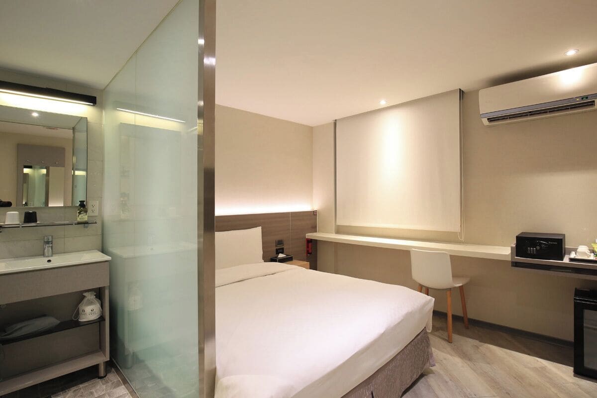 Minibar con artículos gratuitos y caja de seguridad en la habitación 