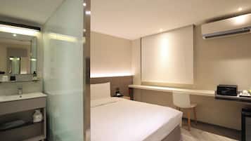 Habitación | Minibar con artículos gratuitos y caja fuerte