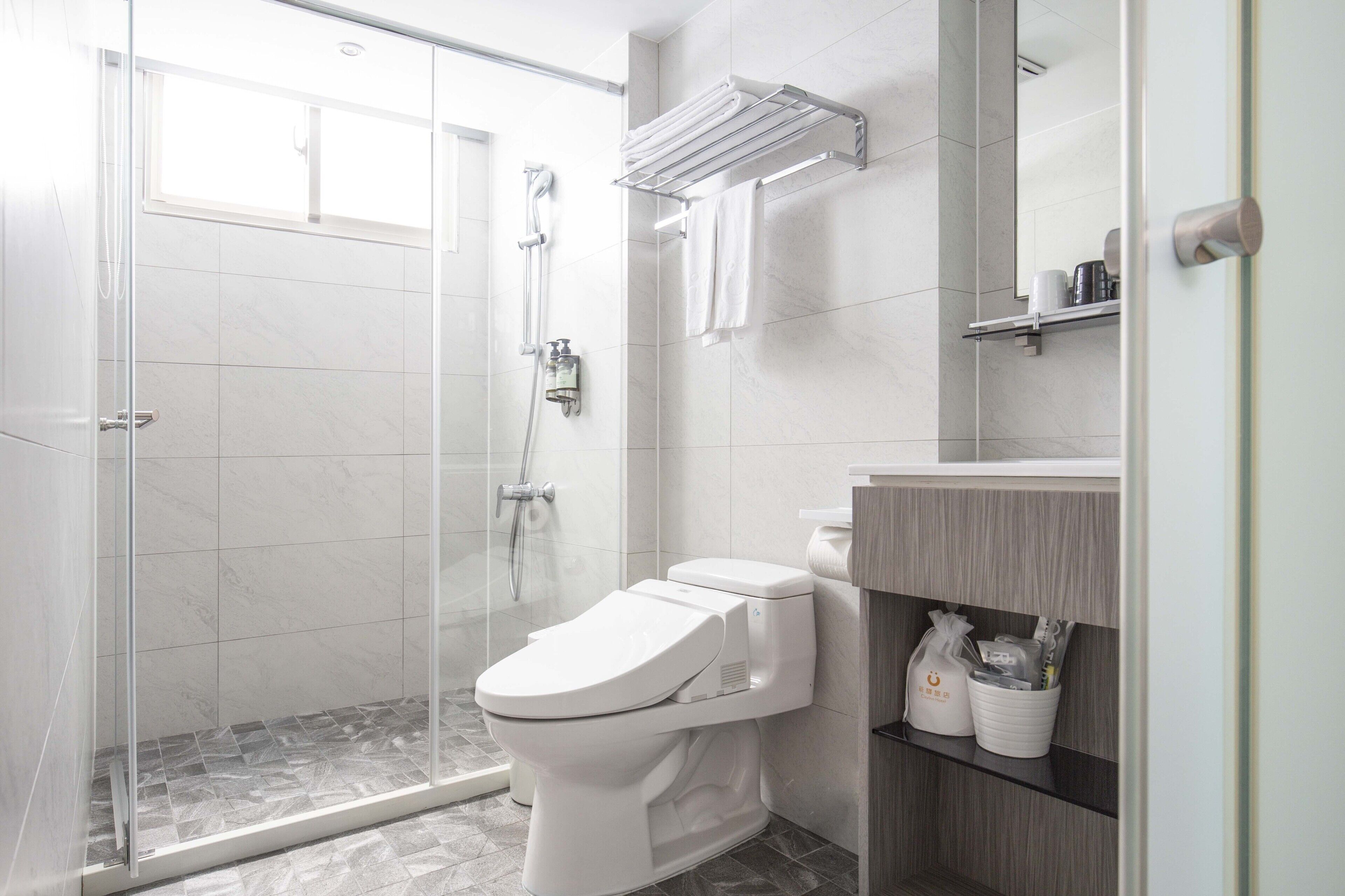 deluxe double room, 1 double bed, lanai, tower | bathroom | shower, hydromassage showerhead, free toiletries, hair dryer