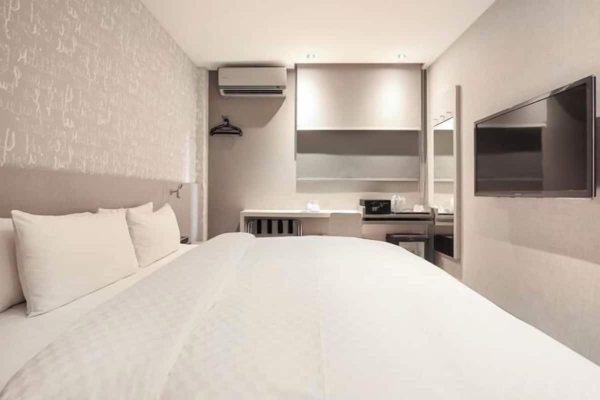 Free minibar, in-room safe, iron/ironing board, free WiFi