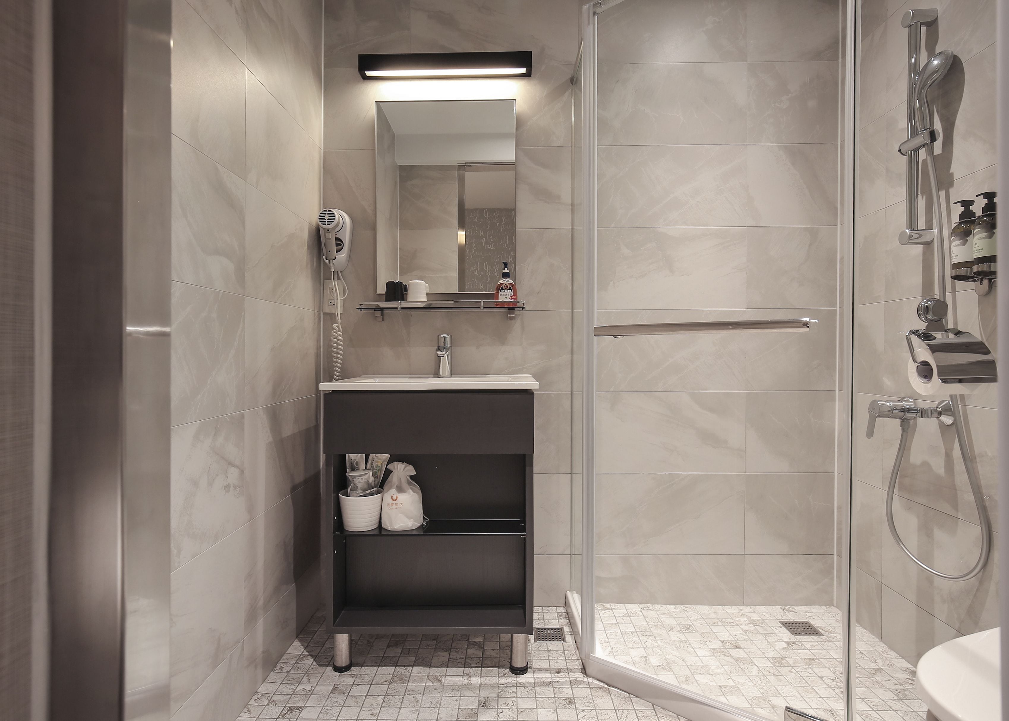 twin room, 2 single beds, non smoking | bathroom | shower, hydromassage showerhead, free toiletries, hair dryer