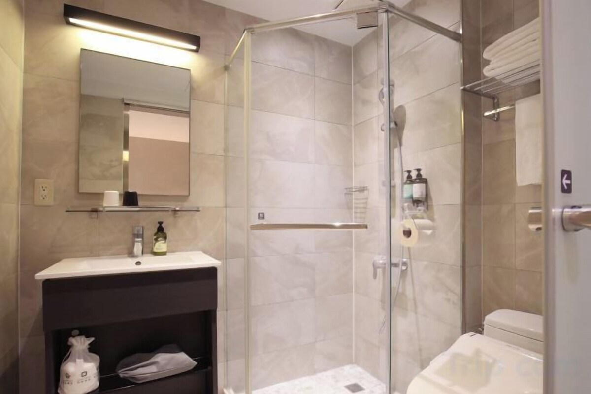 Dusche, Hydromassagedusche, kostenlose Toilettenartikel, Haartrockner