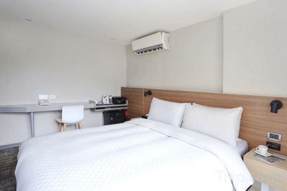 Free minibar, in-room safe, iron/ironing board (on request), free WiFi
