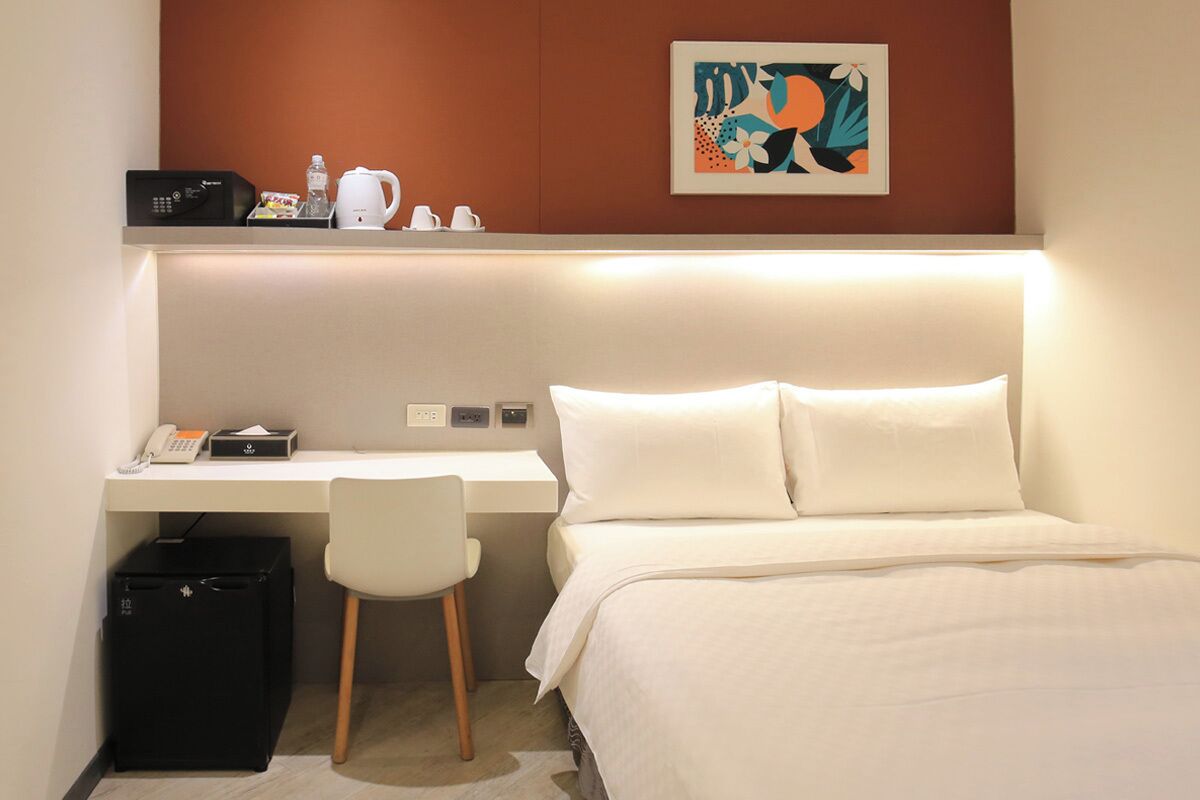 Free minibar, in-room safe, iron/ironing board, free WiFi