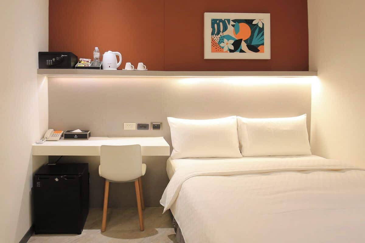 Standard Room, 1 Double Bed, Non Smoking, No Windows | Free minibar, in-room safe, iron/ironing board, free WiFi