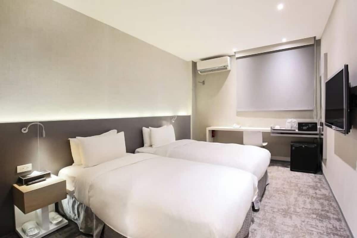 Free minibar, in-room safe, iron/ironing board, free WiFi