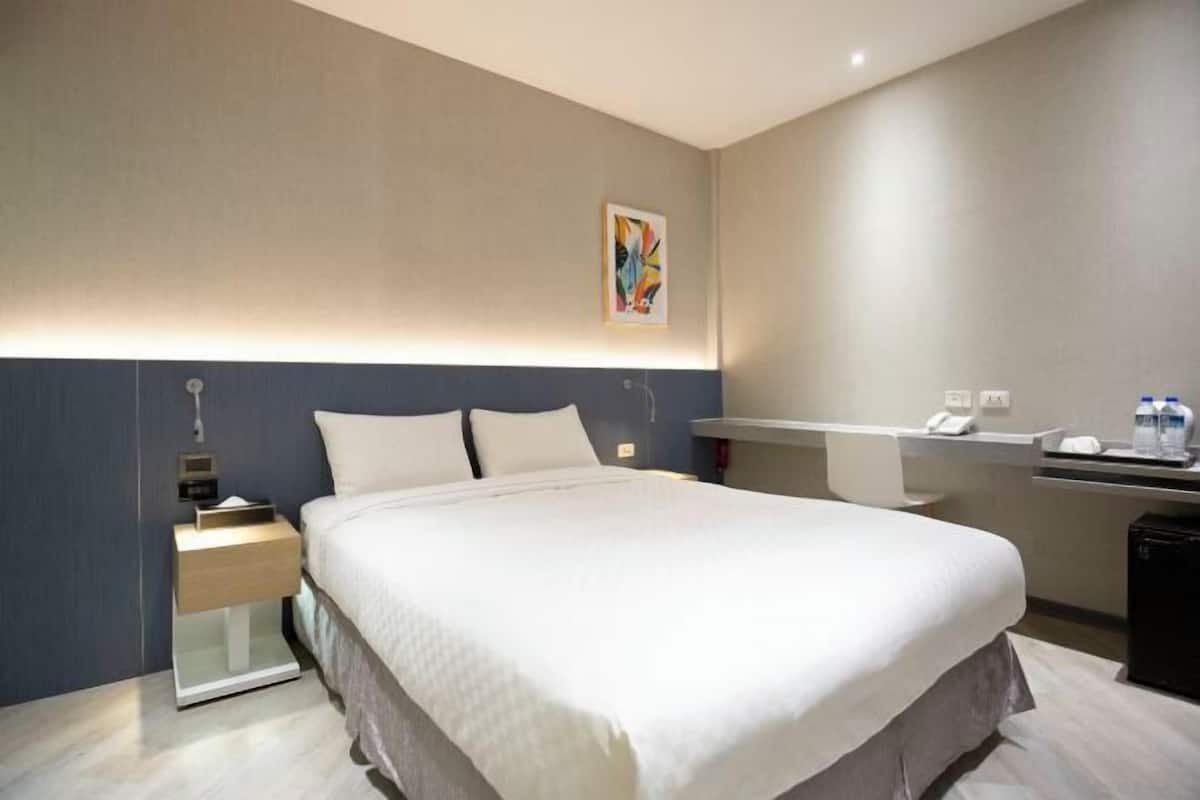 Free minibar, in-room safe, iron/ironing board, free WiFi