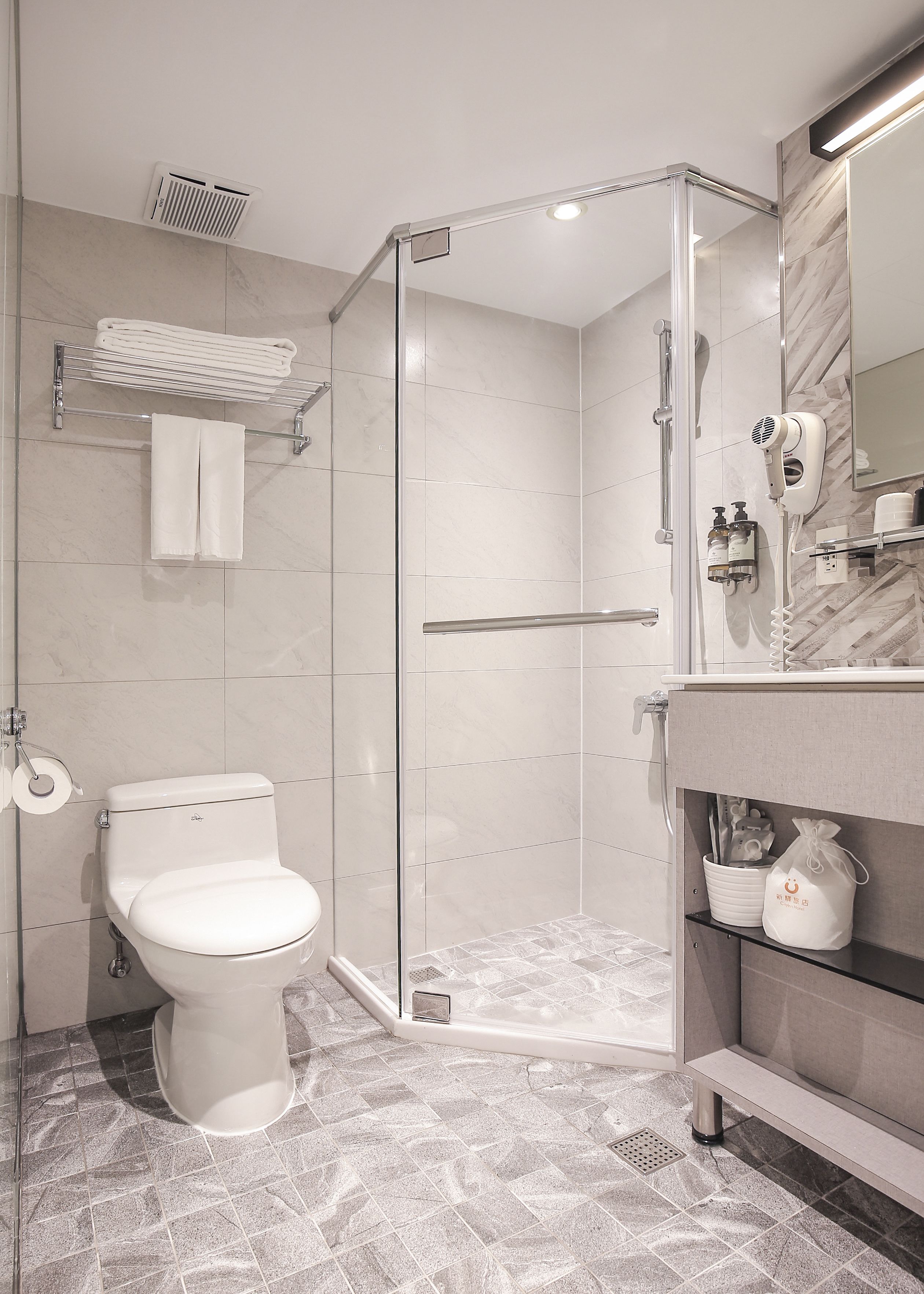 elite double room | bathroom | shower, hydromassage showerhead, free toiletries, hair dryer