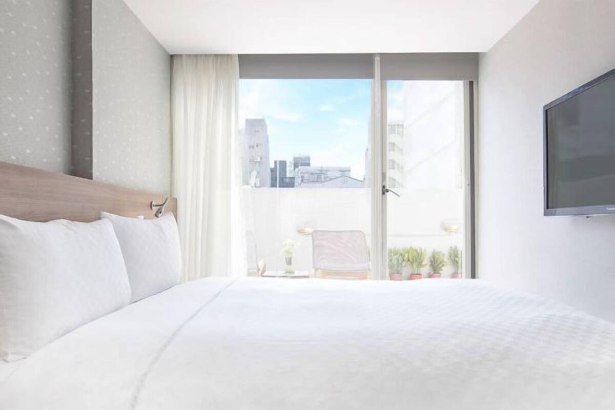 Free minibar, in-room safe, iron/ironing board, free WiFi