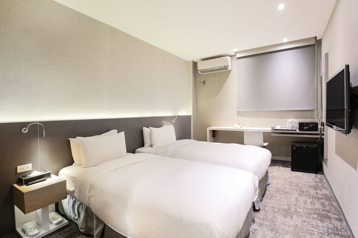 twin room, 2 single beds, non smoking | free minibar, in-room safe, iron/ironing board, free wifi