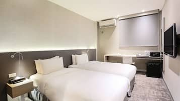 Twin Room, 2 Single Beds, Non Smoking | Free minibar, in-room safe, iron/ironing board, free WiFi