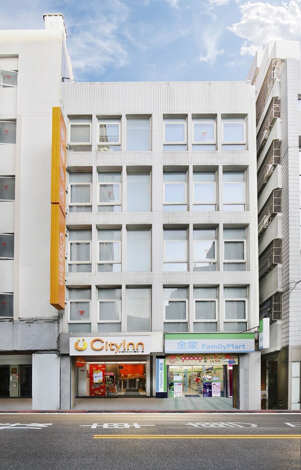 Vista frontal de la propiedad