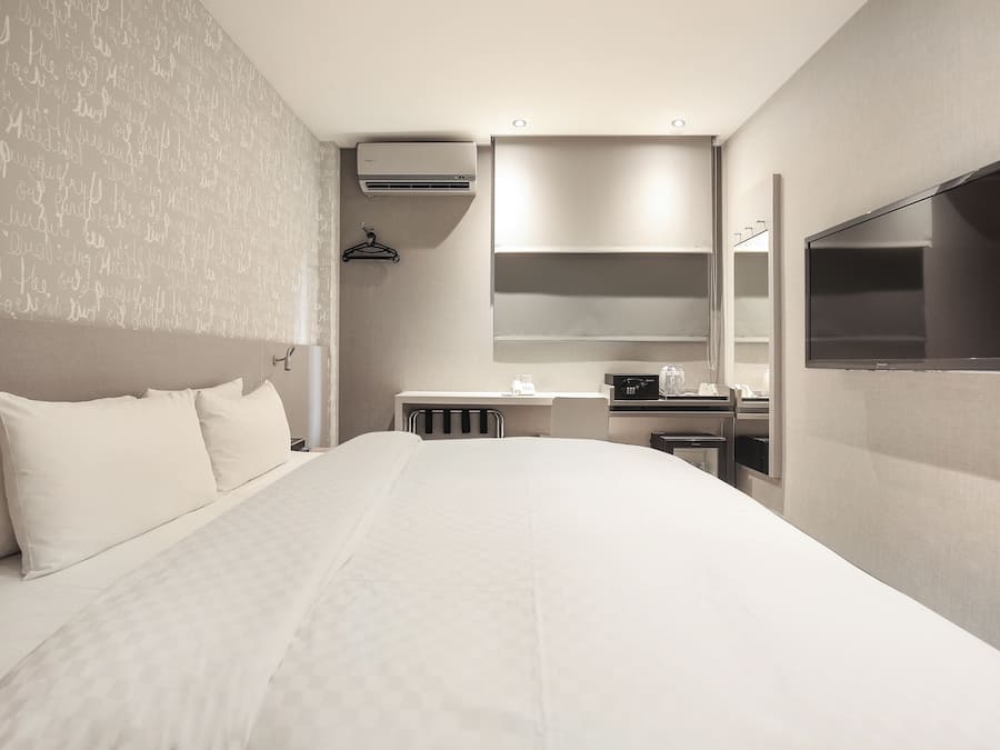 Dobbeltrom, 1 kingsize-seng, ikke-røyk | Minibar (inkludert), safe på rommet og strykejern/-brett