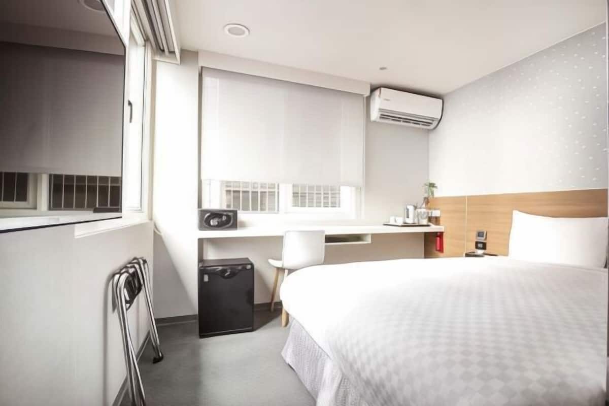 Free minibar, in-room safe, iron/ironing board, free WiFi