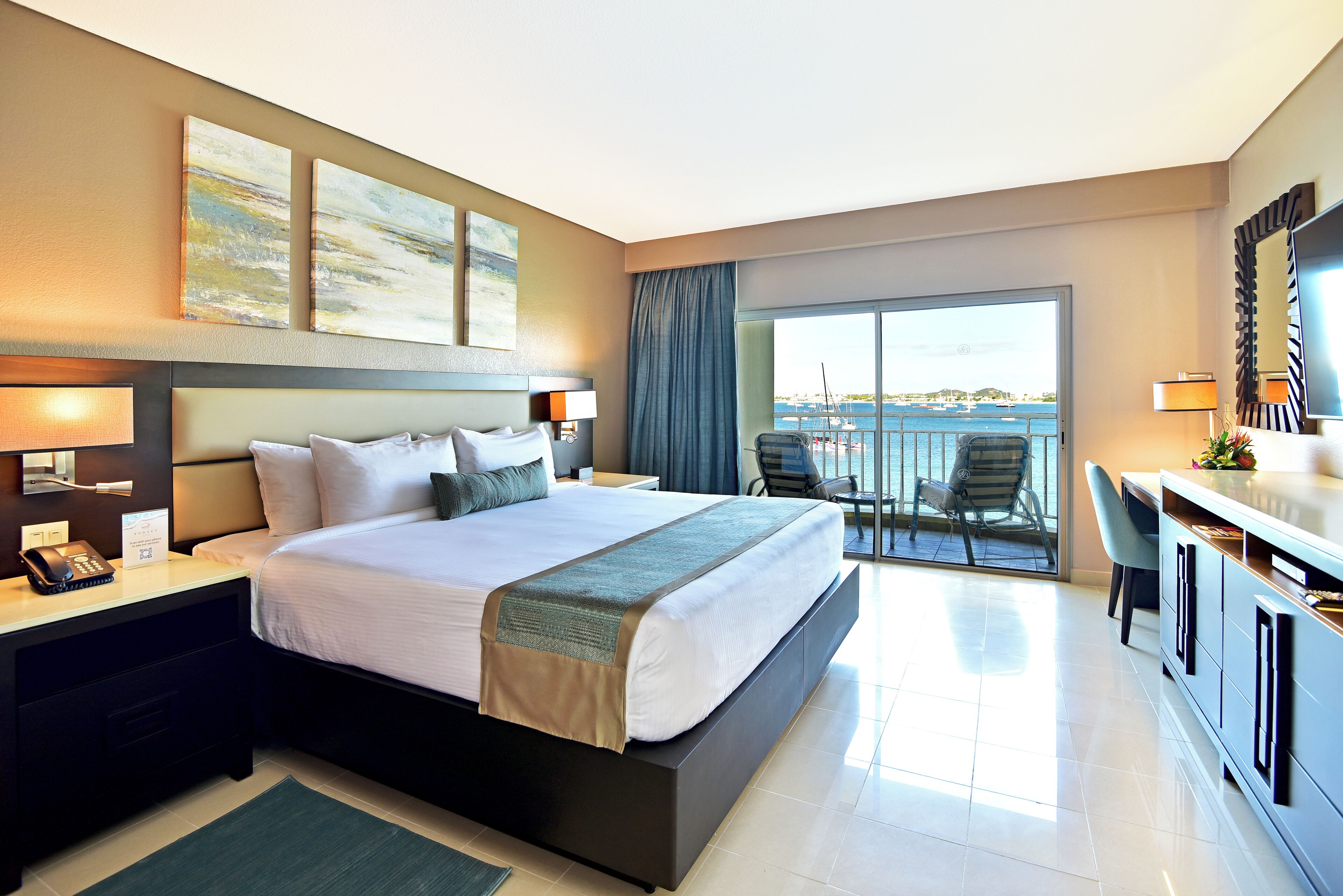 Junior suite, 1 kingsize bed, kitchenette, aan zee | Luxe beddengoed, bedden met traagschuimmatras, een kluis op de kamer