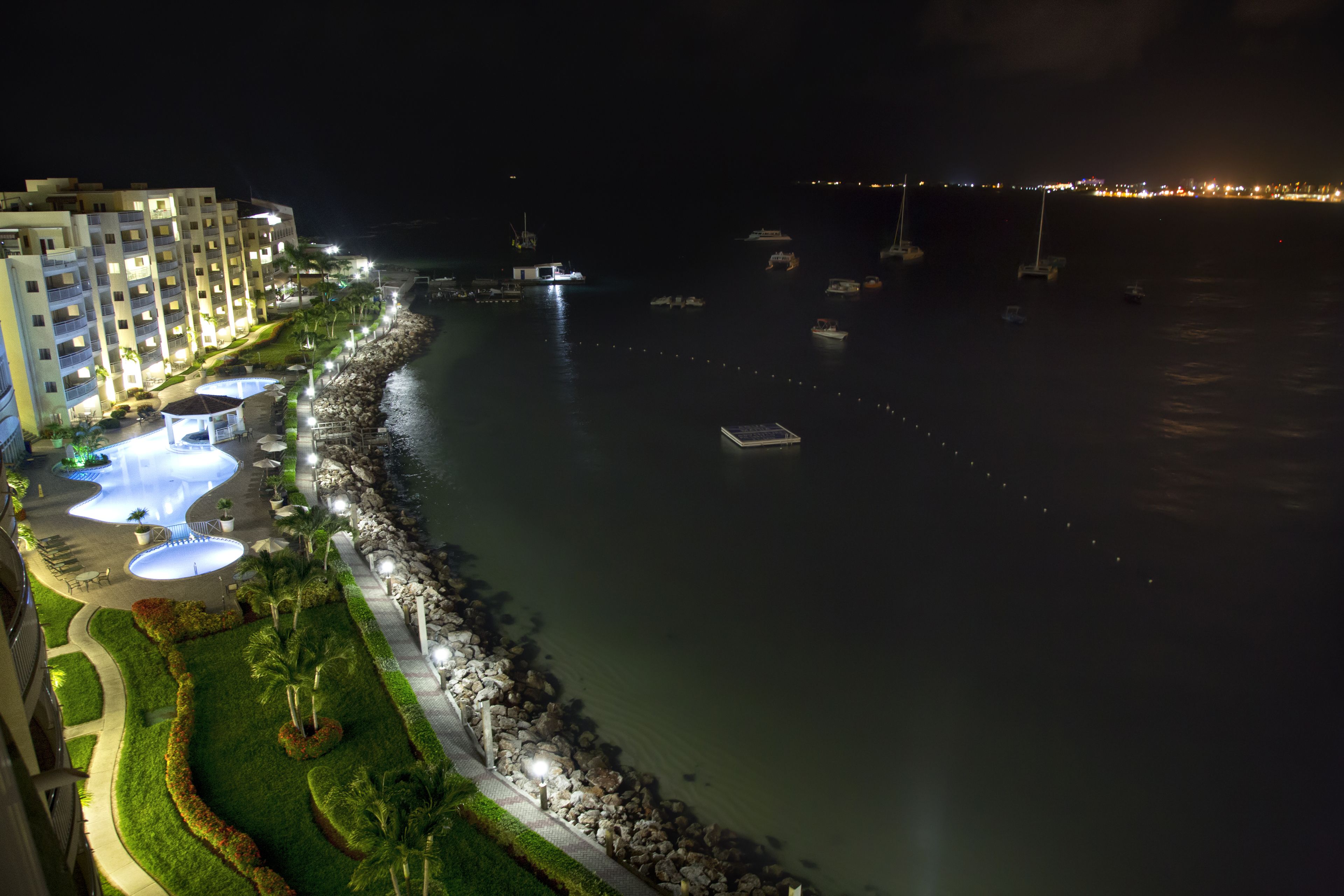 Un hôtel situé au bord de l’eau, doté d’une piscine, de jardins aménagés et offrant une vue sur la mer.