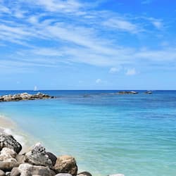 Plage, chaises longues, parasols, serviettes de plage