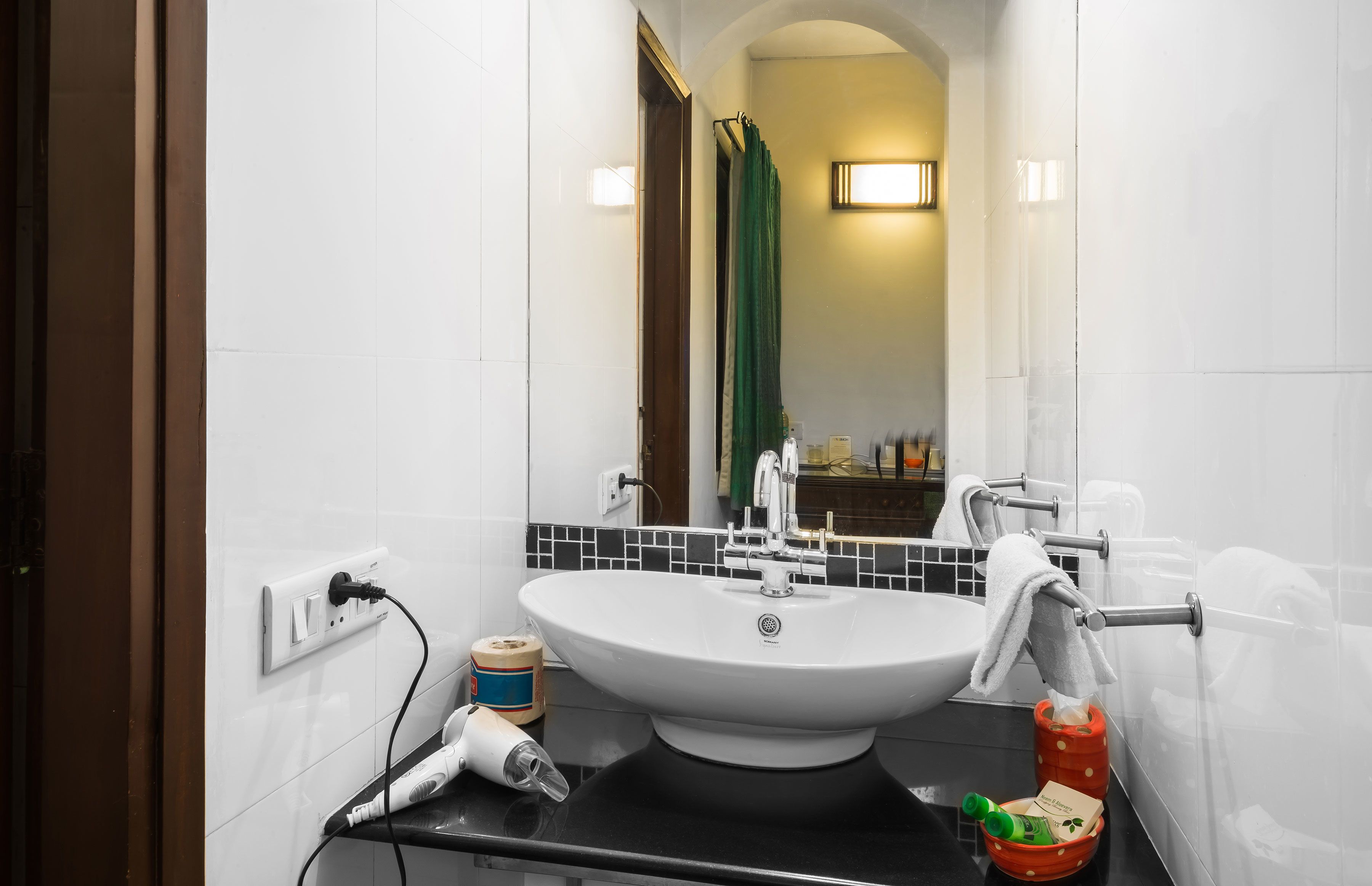 economy single room, 1 single bed | bathroom | shower, free toiletries, hair dryer, slippers