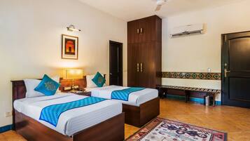 Superior Twin Room, 2 Twin Beds | Pillowtop beds, in-room safe, desk, blackout drapes