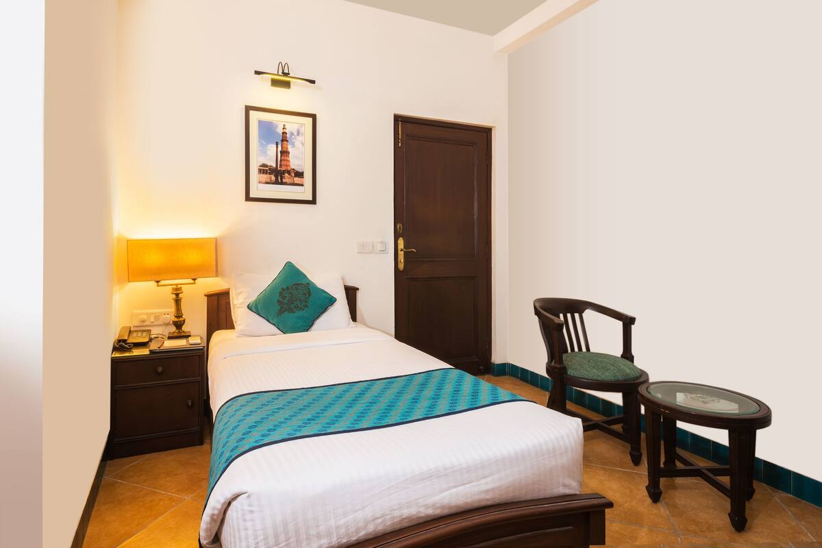 Economy Single Room, 1 Twin Bed | Pillowtop beds, in-room safe, desk, blackout drapes