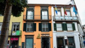 A multi-story building with a sign reading "residencial Colombo". - Residencial Colombo (Funchal)