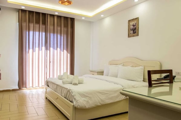 Egyptian cotton sheets, premium bedding, pillow-top beds, minibar - Irbid Plaza (Irbid)