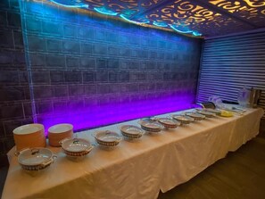 朝食 (ビュッフェ)、毎日提供 (無料)