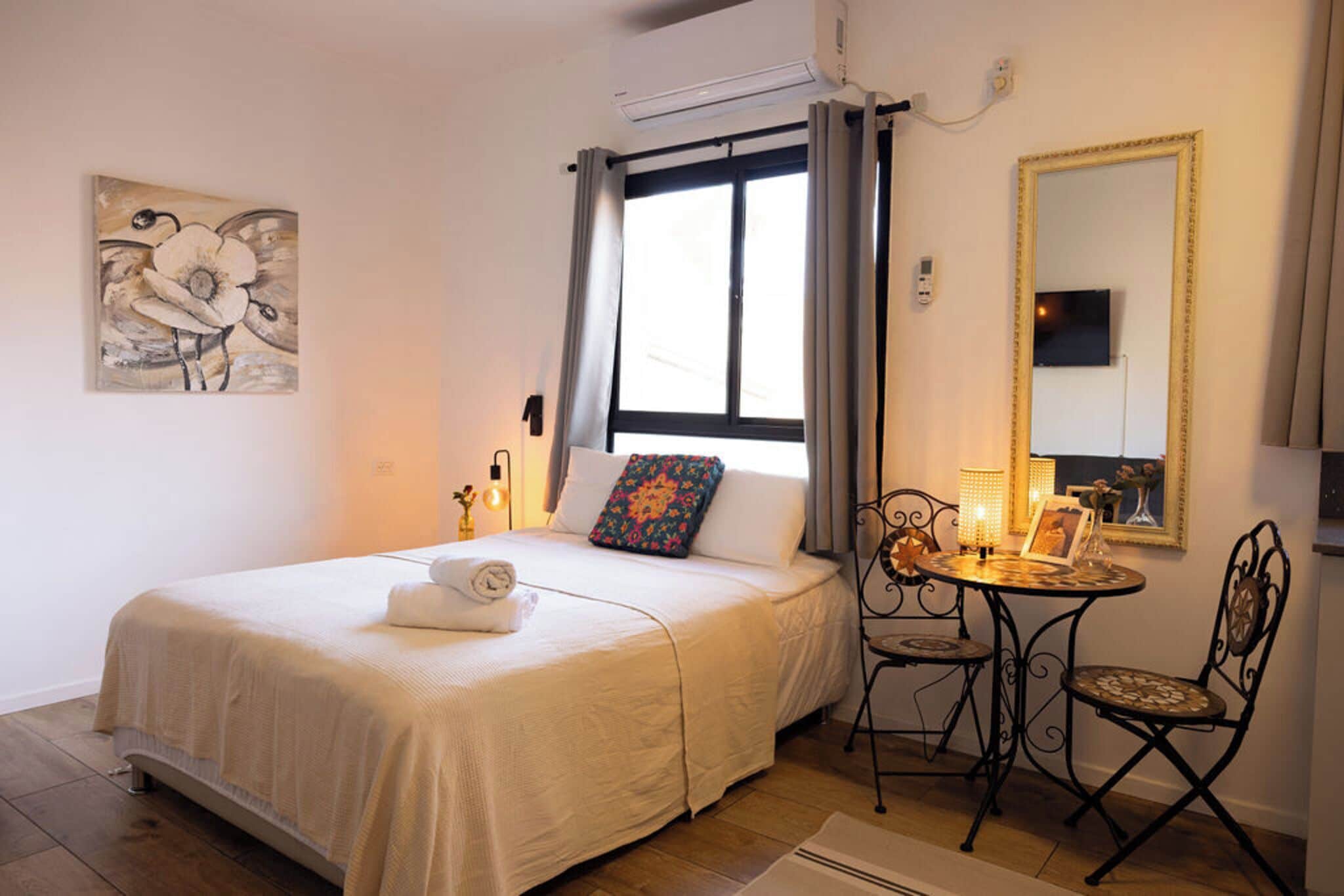 1 bedroom, premium bedding, Select Comfort beds, desk