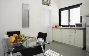 Fridge, microwave, coffee/tea maker, electric kettle - Loui Talpiot Hotel (Haifa)