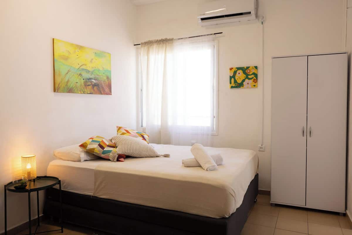 1 bedroom, premium bedding, Select Comfort beds, desk