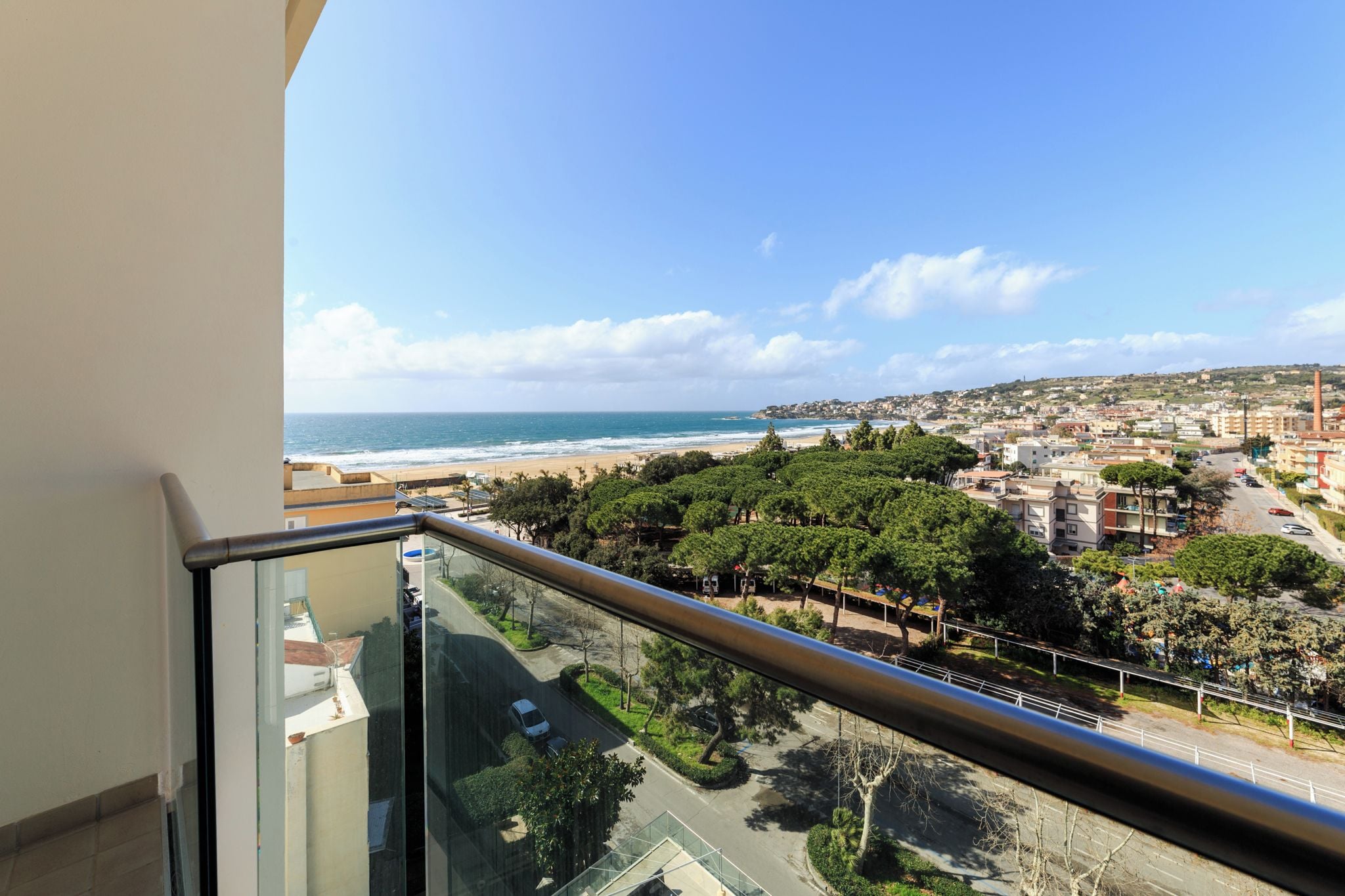 Ein Balkon mit Blick auf Strand und Stadtlandschaft.