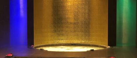 Zona de spa con un jacuzzi y una pared con textura.