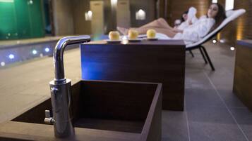 Ein modernes Badezimmer mit integriertem Waschbecken und einer Lounge mit Blick auf den Pool.
