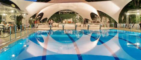 Piscine extérieure (ouverte en saison), parasols de plage