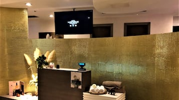 Couples treatment rooms, body treatments, hot stone massages