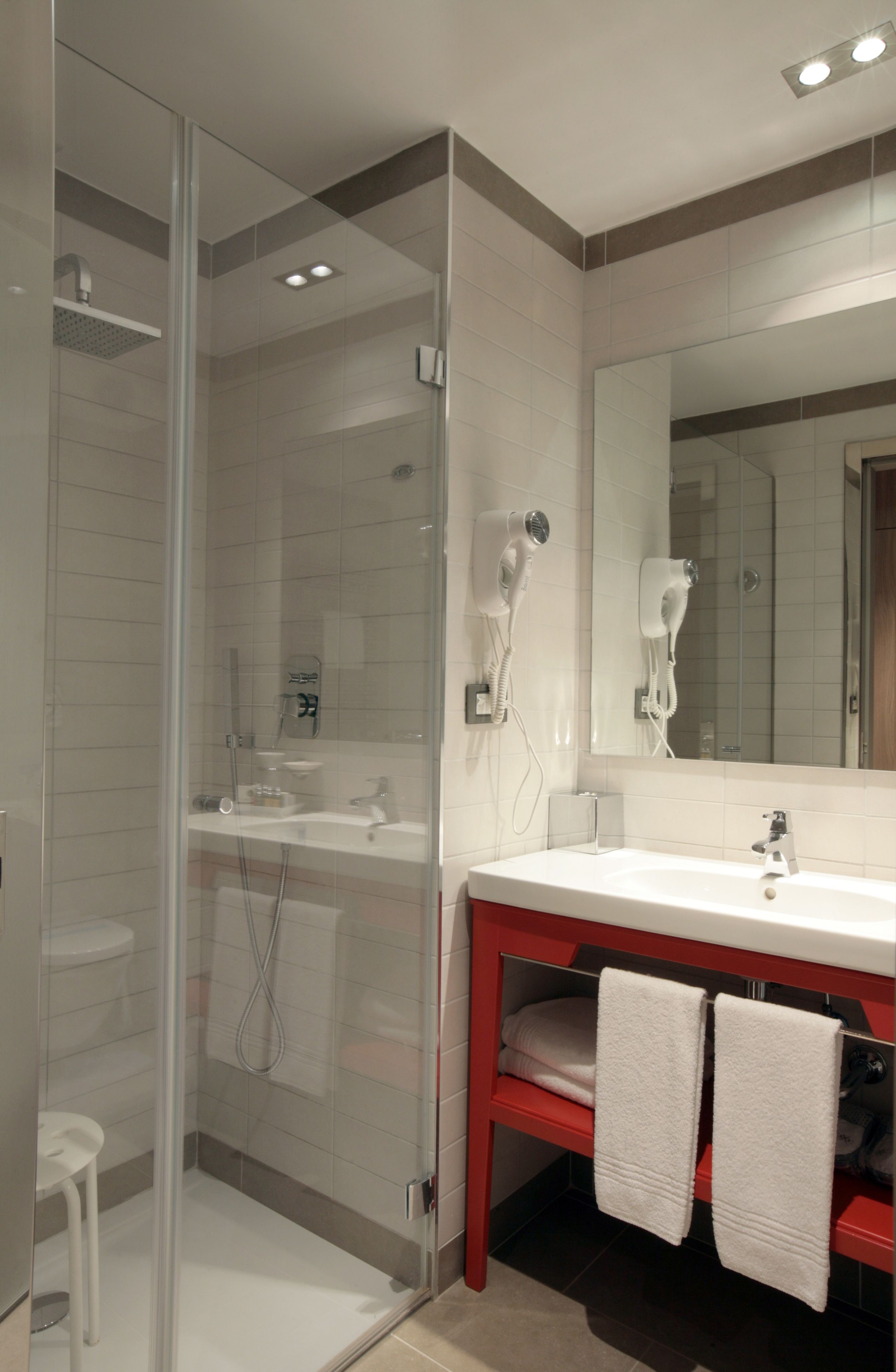 shower, free toiletries, hair dryer, bidet