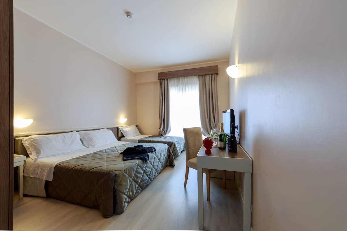 Comfort-værelse til 3 personer - balkon | Minibar, pengeskab på værelset, skrivebord, gratis Wi-Fi