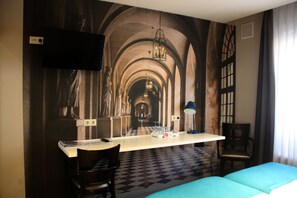 Bureau, fer et planche à repasser, lits bébé (en supplément)