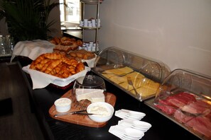 Daily buffet breakfast for a fee - Hotel Abcoude (Abcoude)