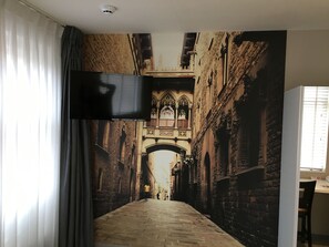 Bureau, fer et planche à repasser, lits bébé (en supplément)