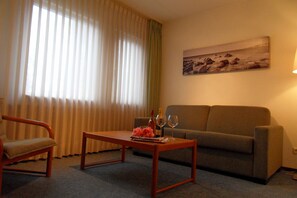 Suite Confort | Área de sala de estar | Televisión 